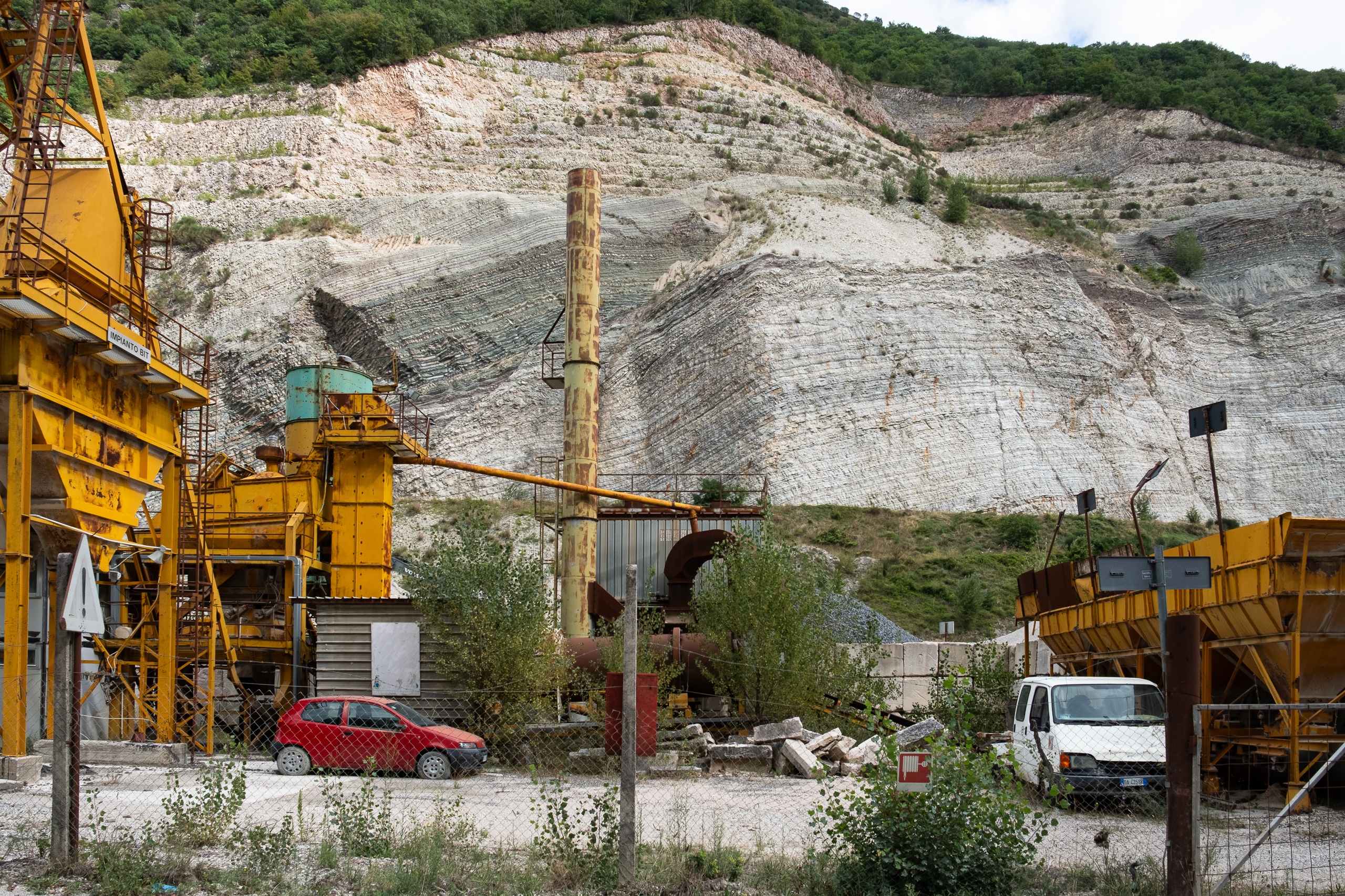 Schotterwerk vor der abgetragenen Bergflanke